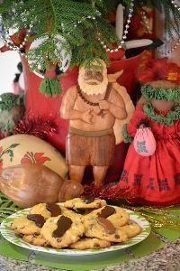 Hawaiian Santa with barefoot cookies_small