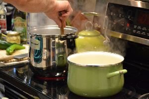 boiling the pastas on the stove top_small