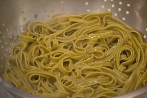 spinach fettucine in the colander_small