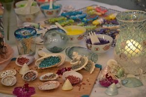 icing the cookies for gifts_small