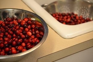rinsing all the cranberrys_small