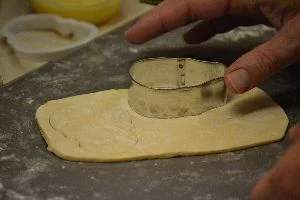 19 use cookie cutters on extra puff pastry_small
