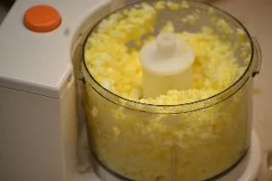 chopping the eggs_small